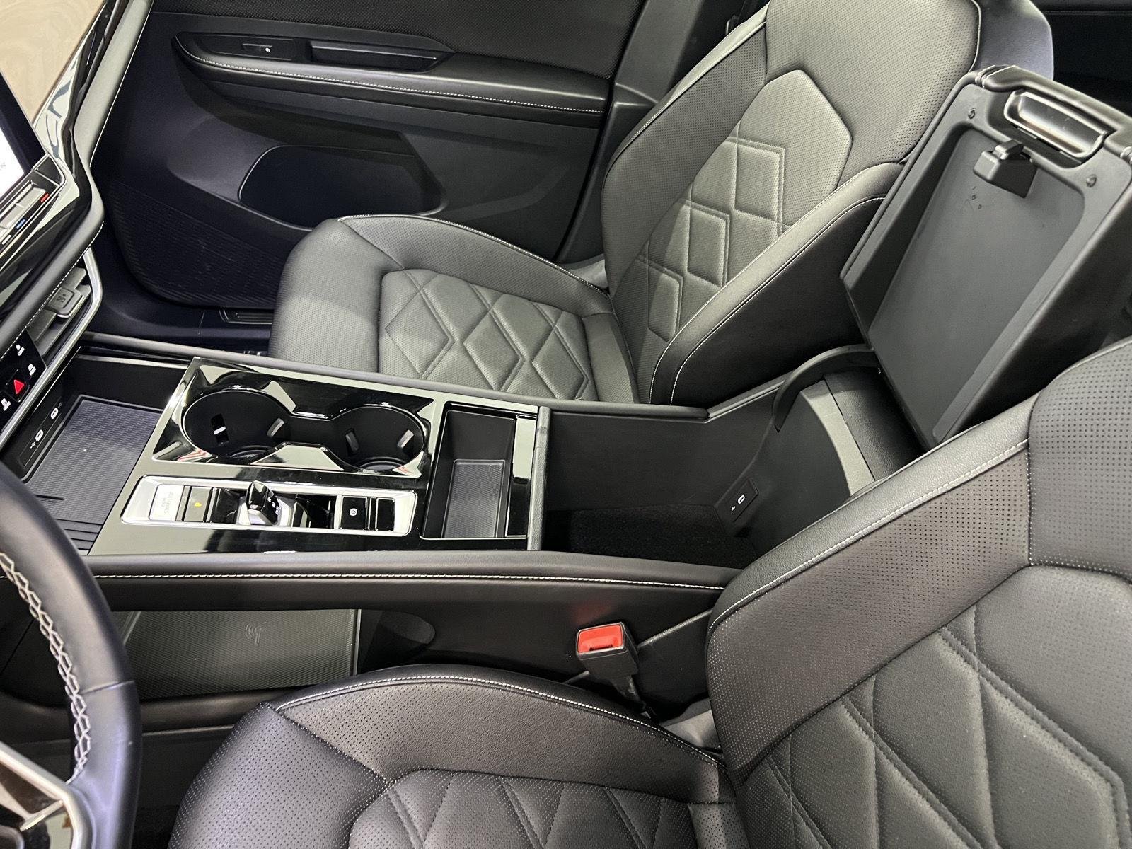2025 Volkswagen Atlas SE w/Tech - Photo 18