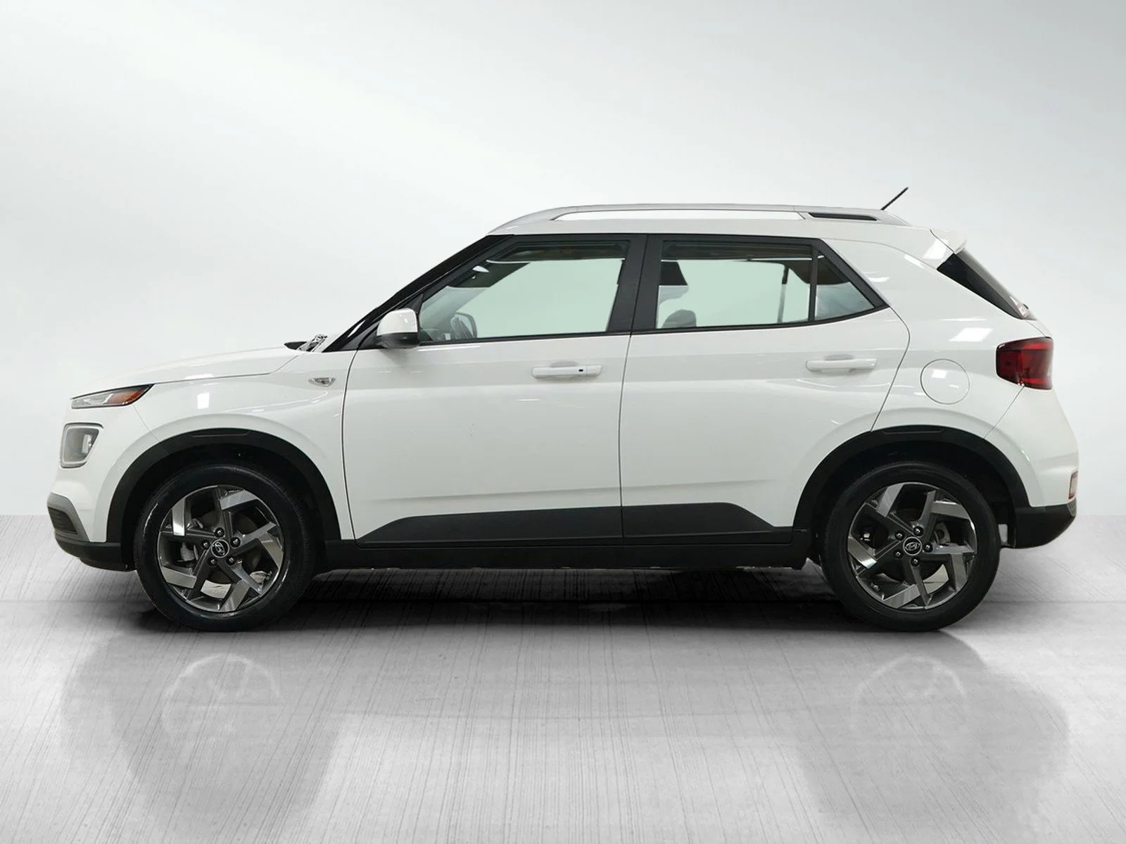 Used 2024 Hyundai Venue SEL with VIN KMHRC8A3XRU289976 for sale in Minneapolis, Minnesota
