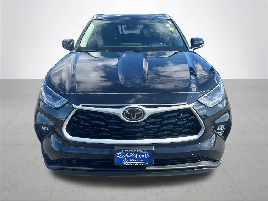 Used 2021 Black Toyota XLE image 3