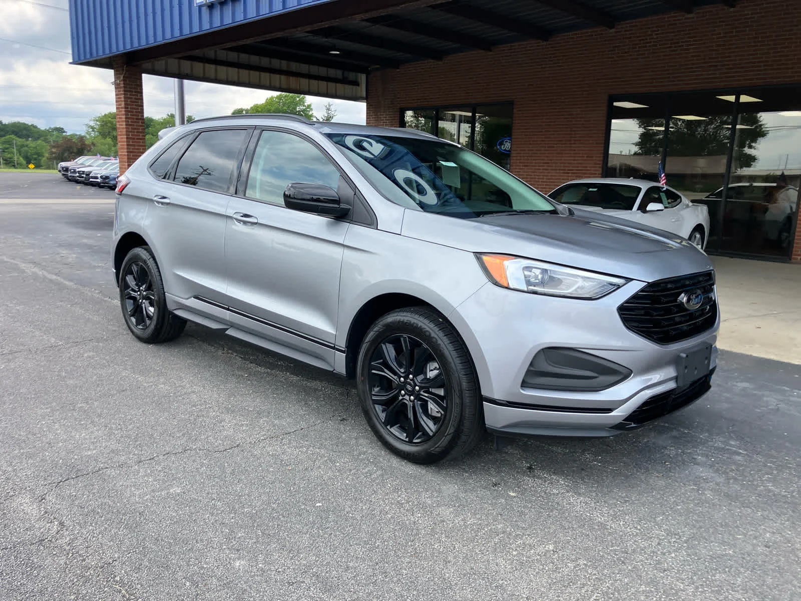 New 2023 Iconic Silver Metallic Ford SE image 2