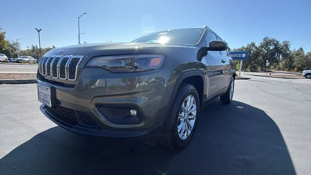 Used 2019 Green Jeep Latitude image 9