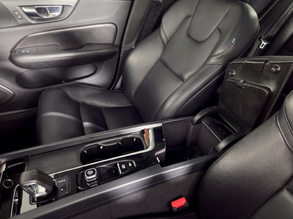 Certified Used 2022 Gray Volvo Momentum image 20