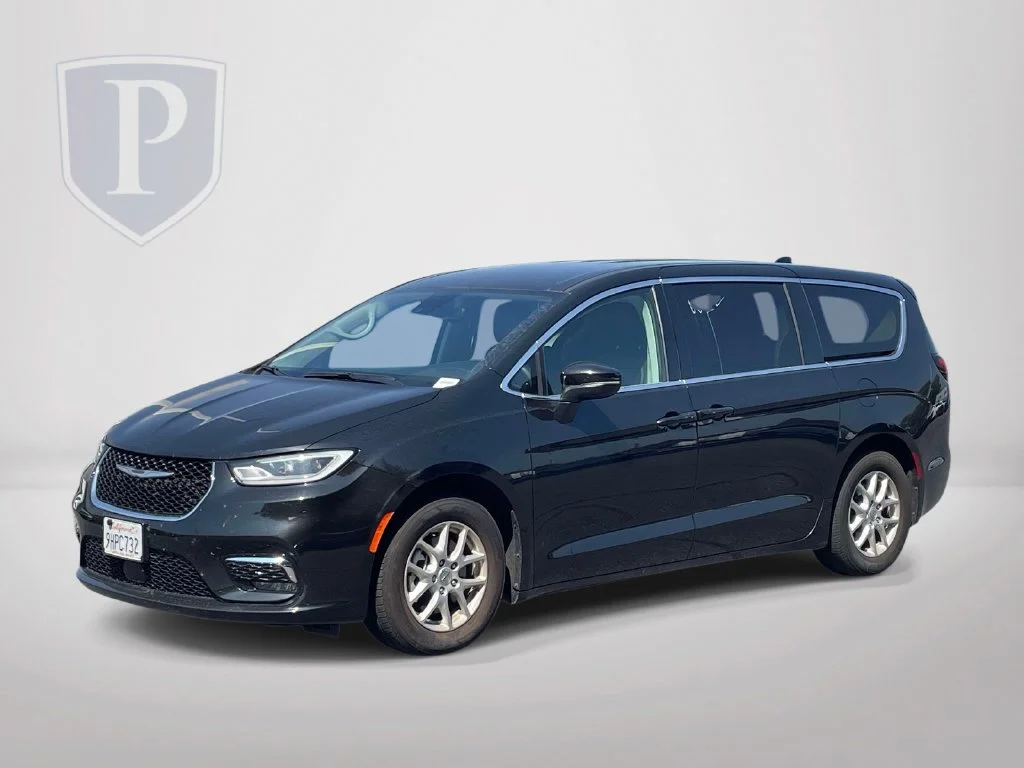 Used 2023 Black Chrysler Touring L image 4