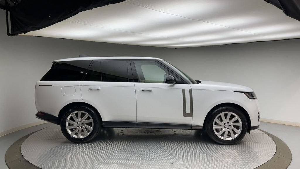 Used 2025  Land Rover SE image 9