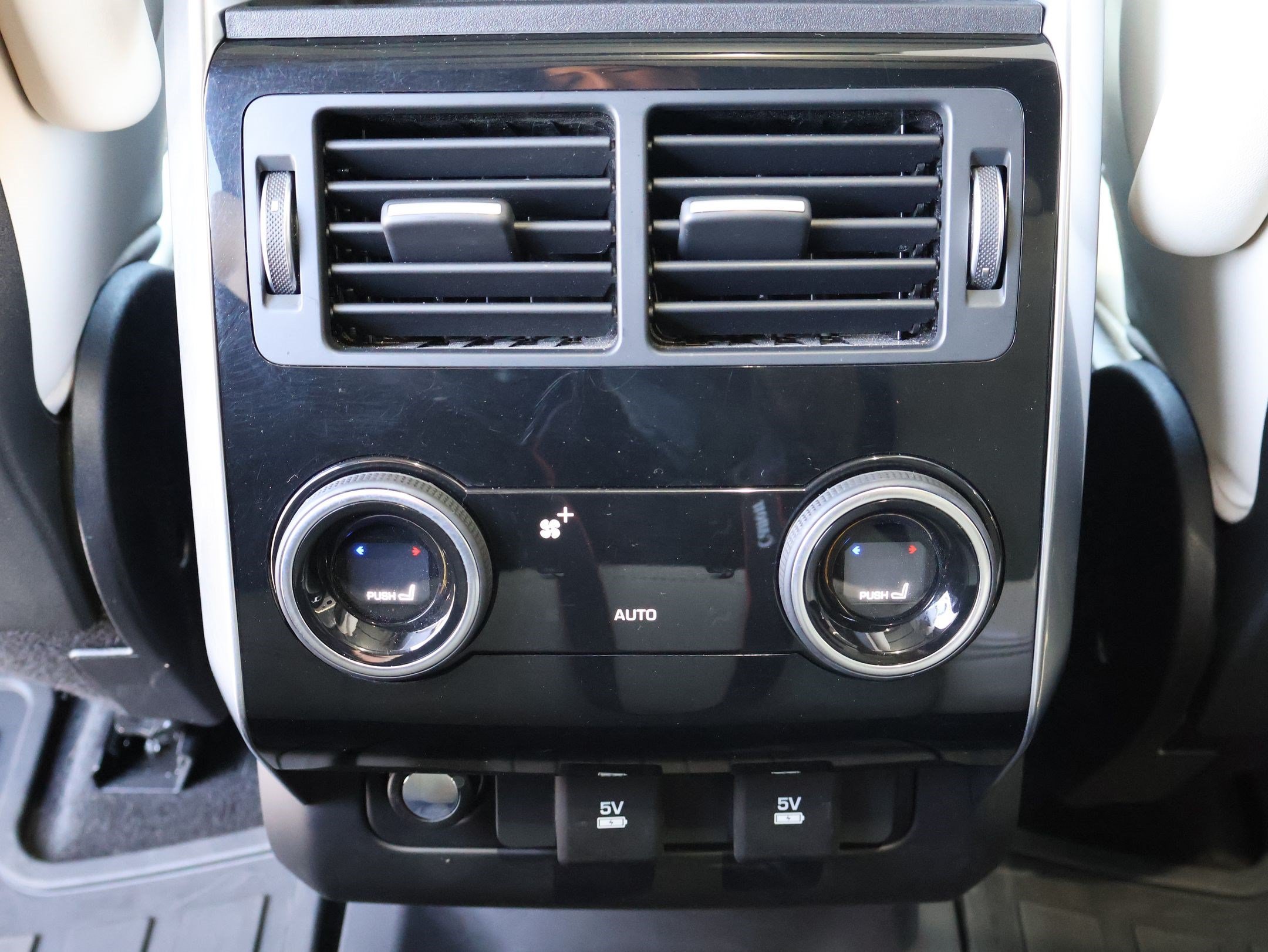 Used 2020 White Land Rover HSE Dynamic image 23
