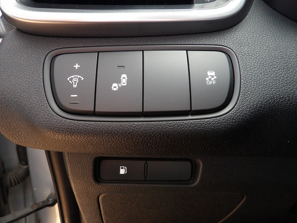 Used 2019 Sparkling Silver Kia LX V6 image 28
