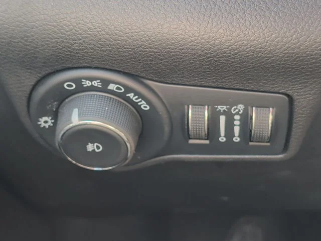 Used 2024 White/off-white Jeep Latitude image 19
