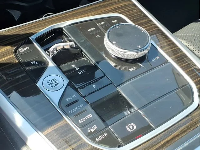 Used 2024  BMW xDrive40i image 11