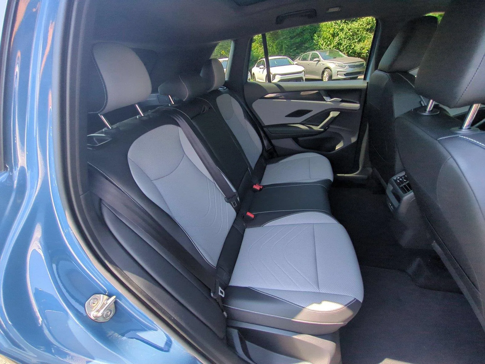 Used 2025 Monterey Blue Pearl VOLKSWAGEN SERBLK image 35
