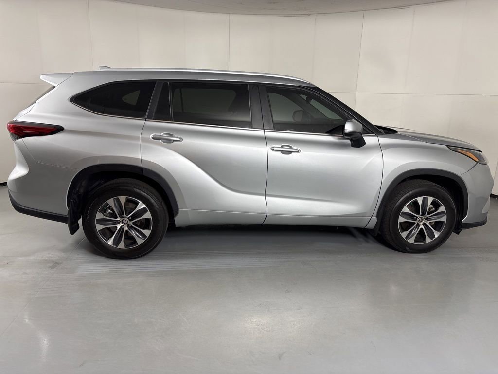 Used 2023 Silver Toyota L image 9