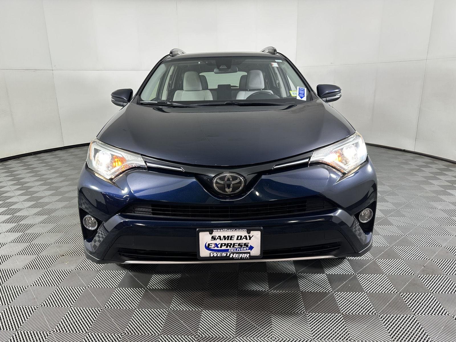 Used 2018 Galactic Aqua Mica Toyota XLE image 10