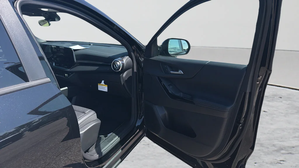 New 2027 Mosaic Black Metallic Chevrolet FWD LT image 23