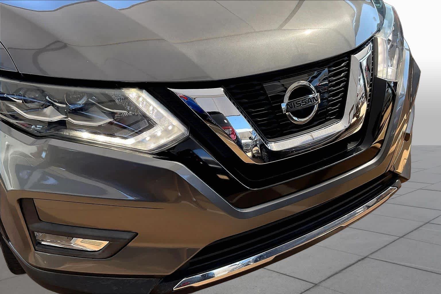 Used 2017 Gun Metallic Nissan SL image 27
