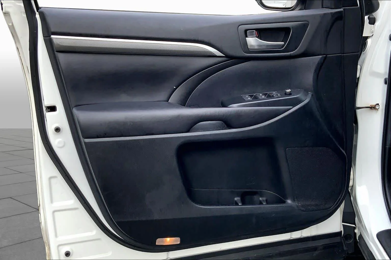 Used 2019 Blizzard Pearl Toyota SE image 22