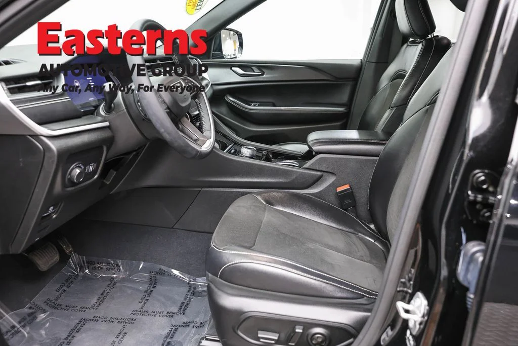 Used 2023 Black Jeep Altitude image 14