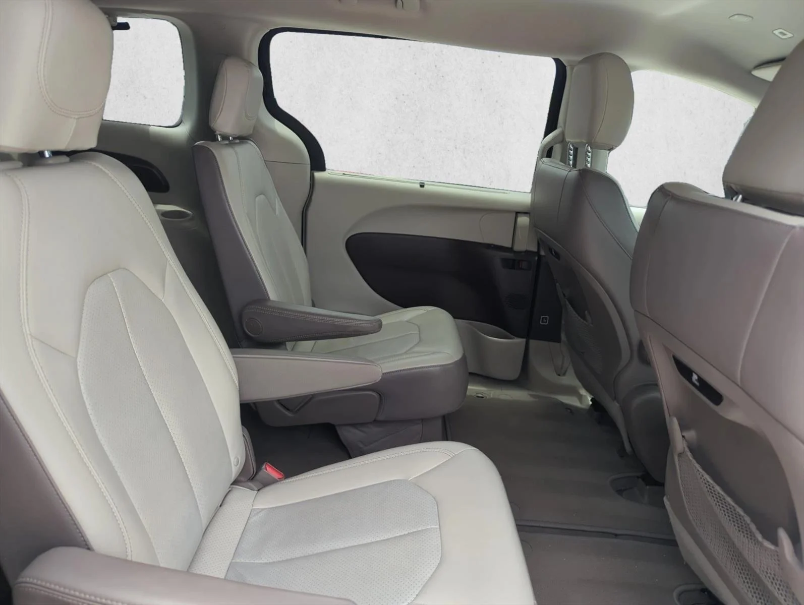 Used 2018 Brilliant Black Crystal Pearlcoat Chrysler Touring L image 18