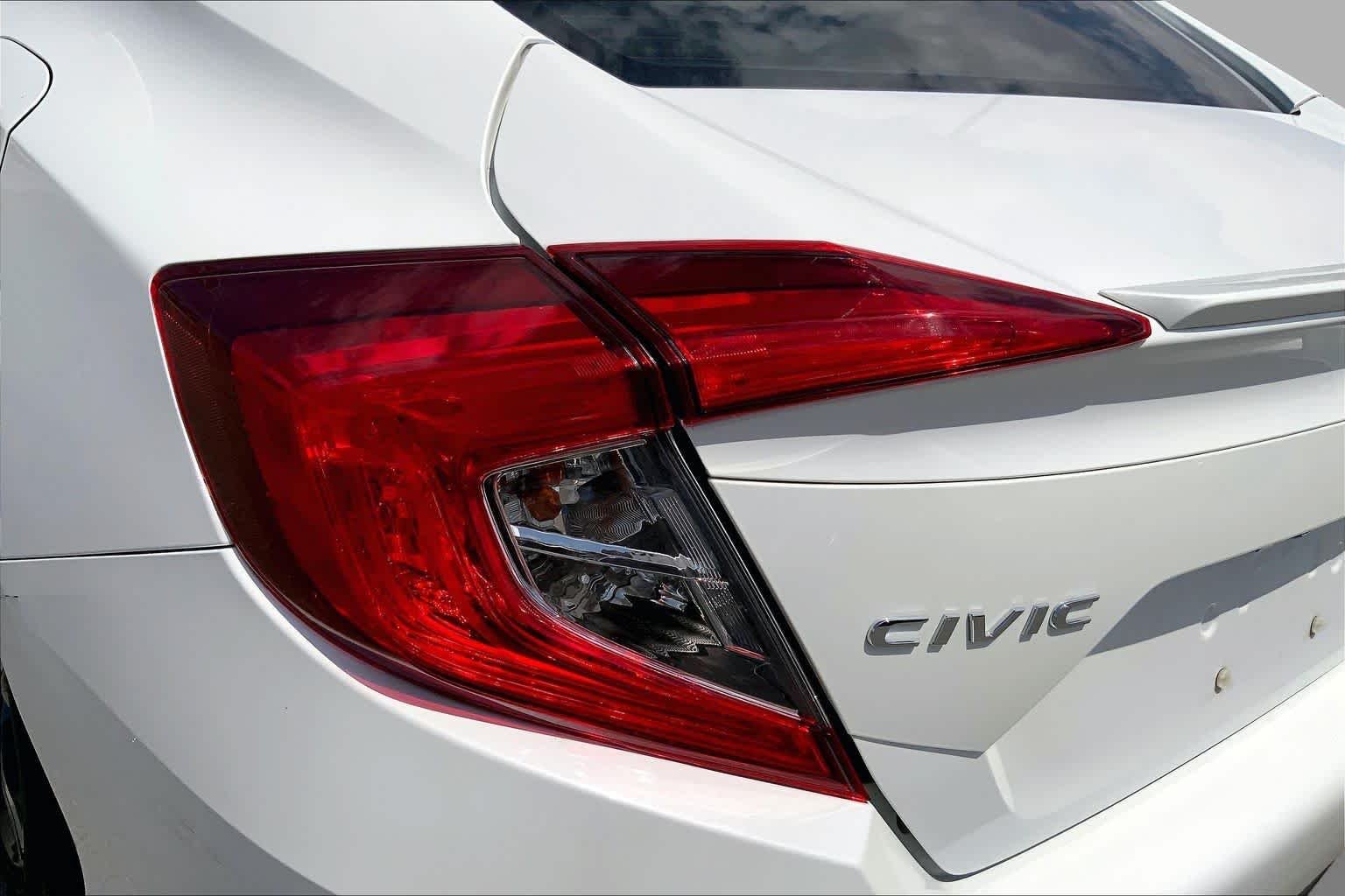 Used 2017 Lunar Silver Metallic Honda Touring image 25