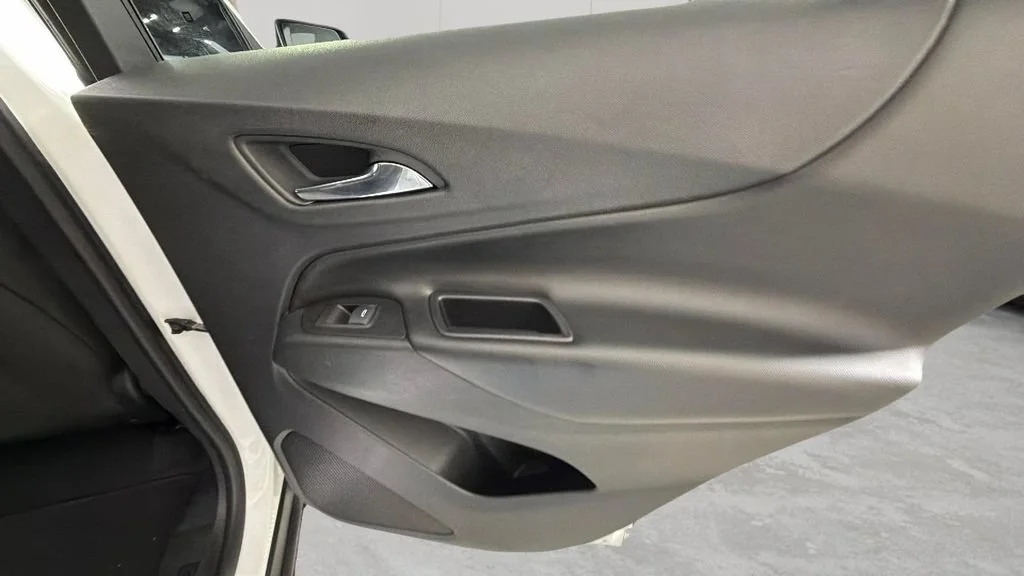 Used 2018 IRIDESCENT PEARL TRICOAT Chevrolet LT image 31