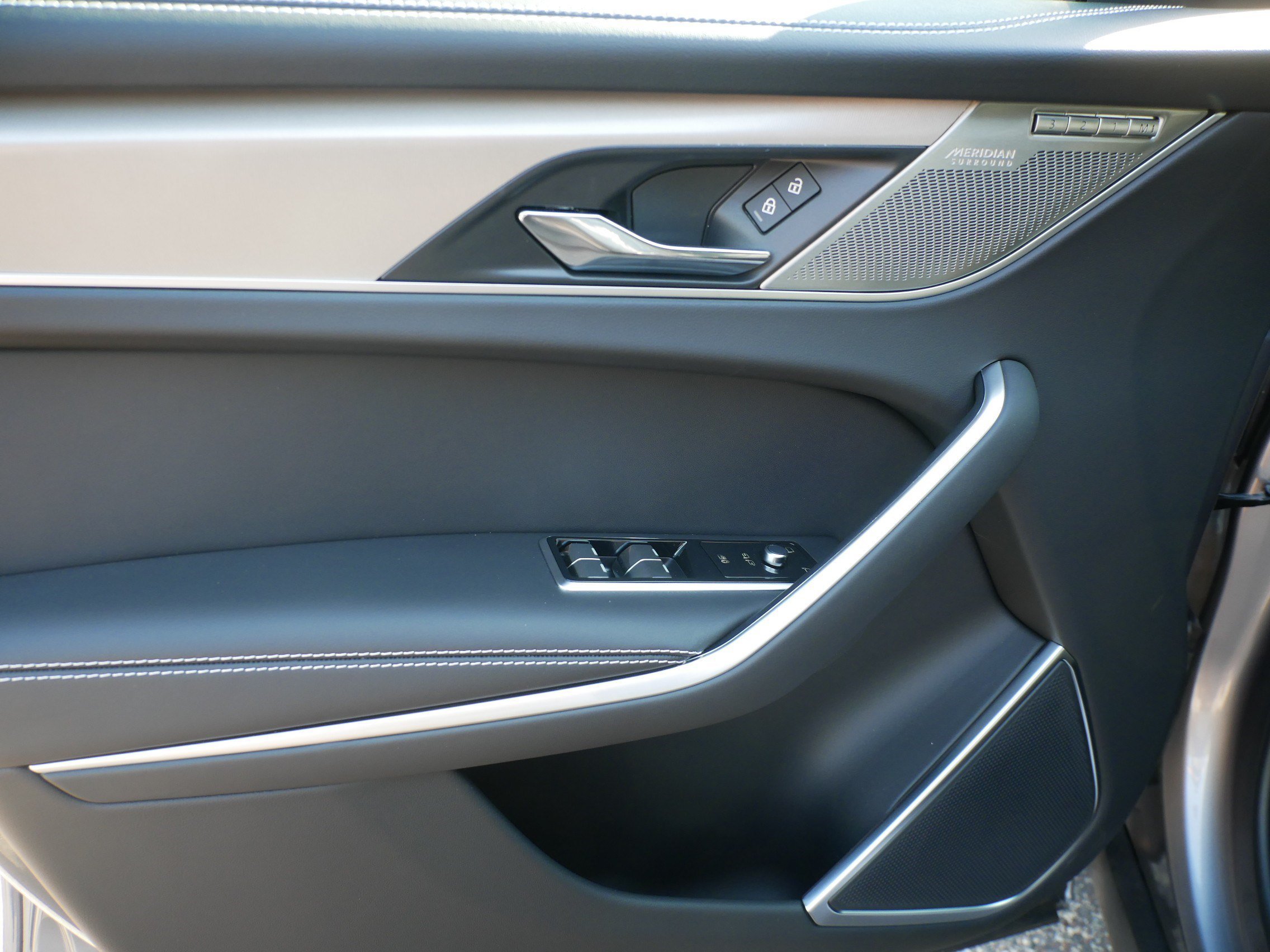 New 2026 Eiger Grey Jaguar R-Dynamic S image 4