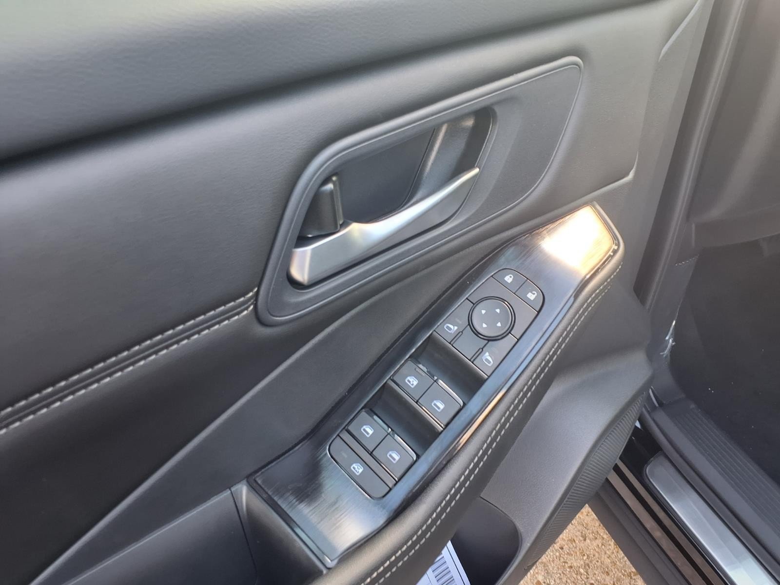 2026 Nissan Rogue photo 14 of 24