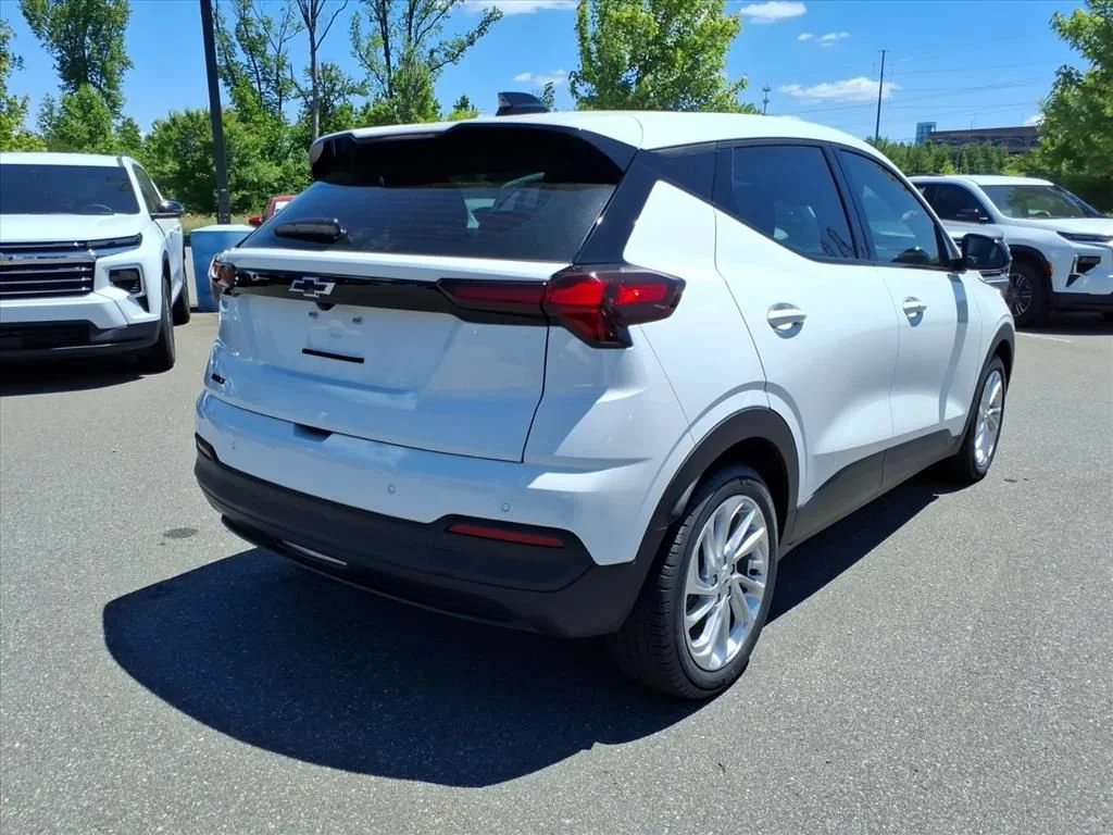 New 2027 Summit White Chevrolet LT image 28