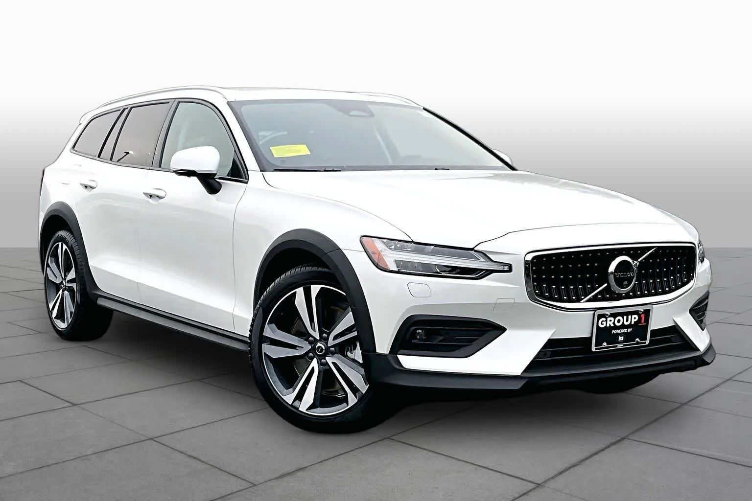 New 2026 Crystal White Volvo Plus image 17