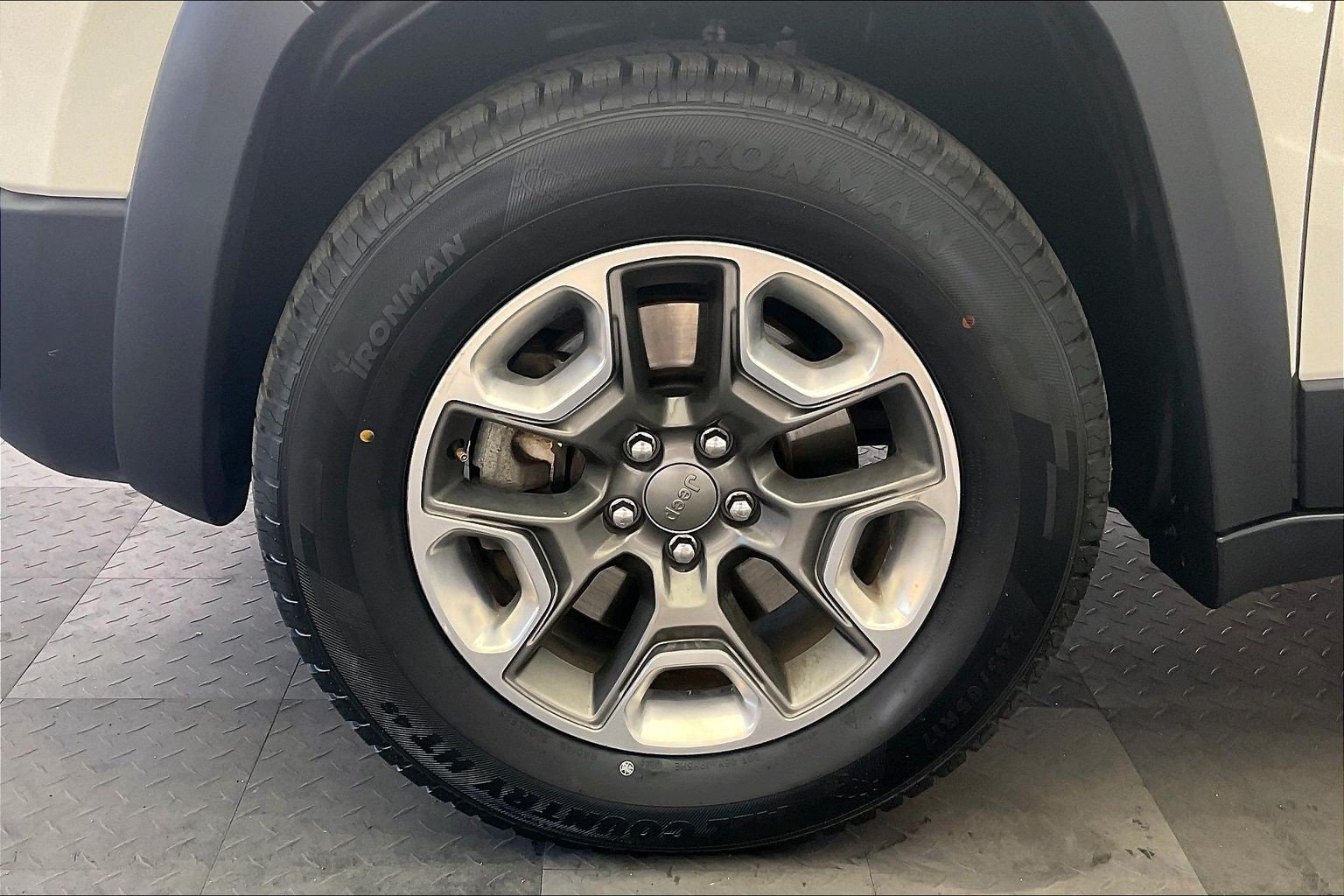 Used 2019 Pearl White Pearlcoat Jeep Trailhawk image 8