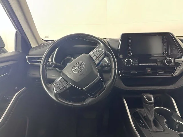 Used 2021 Silver Toyota XLE image 14