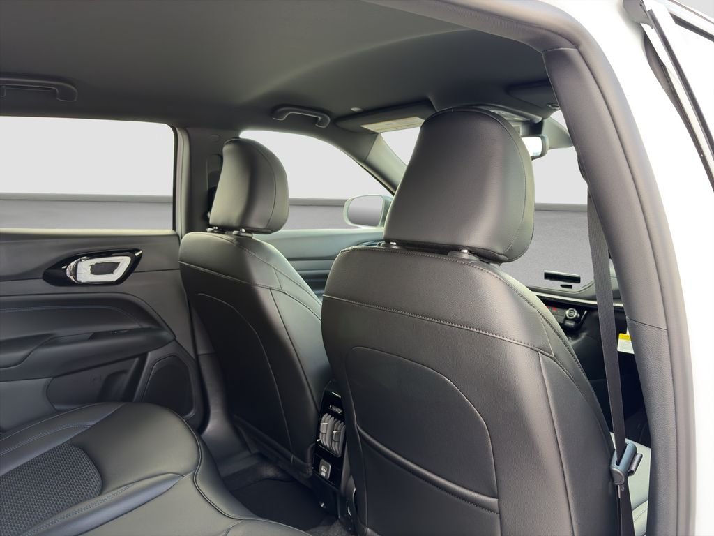 New 2026 Bright White Clearcoat Jeep Latitude image 14