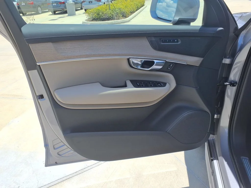 2026 Volvo XC90 Plus - Photo 12