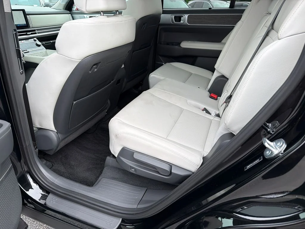 Used 2025 Black Hyundai Limited image 21