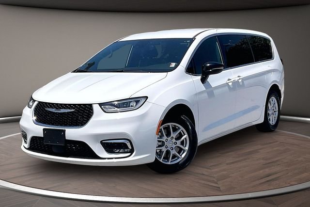 2025 Chrysler Pacifica Select's photo
