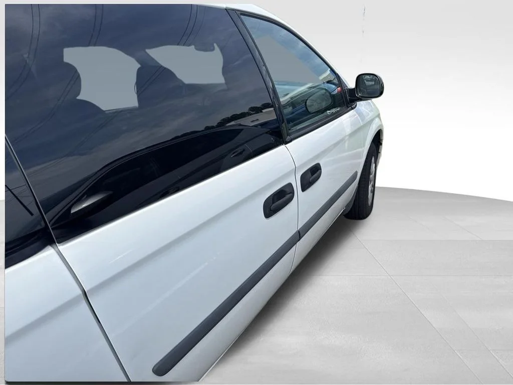 Used 2007 White Dodge SE image 4
