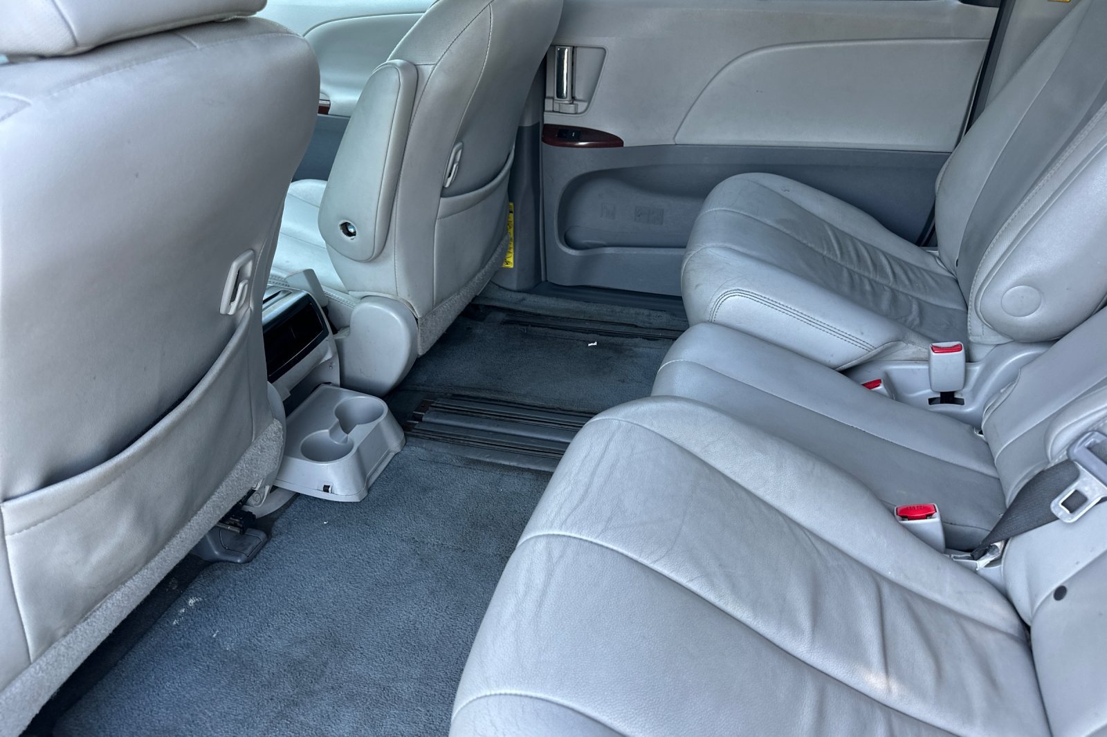 Used 2014 Super White Toyota XLE image 12