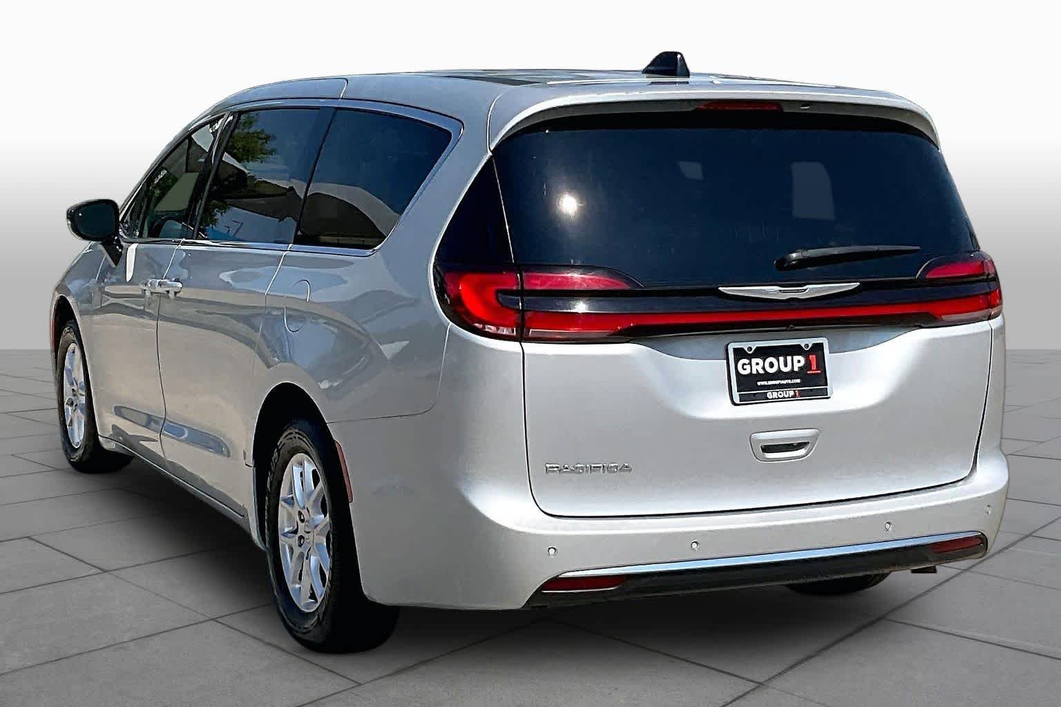 Used 2024 Silver Mist Clearcoat Chrysler Touring L image 12