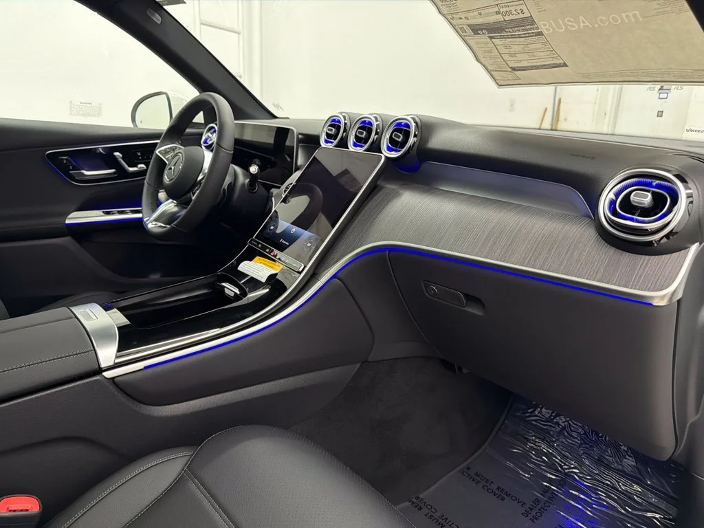New 2027 White Mercedes-Benz GLC 300 image 29