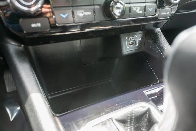 Used 2023 Silver Jeep Latitude image 29