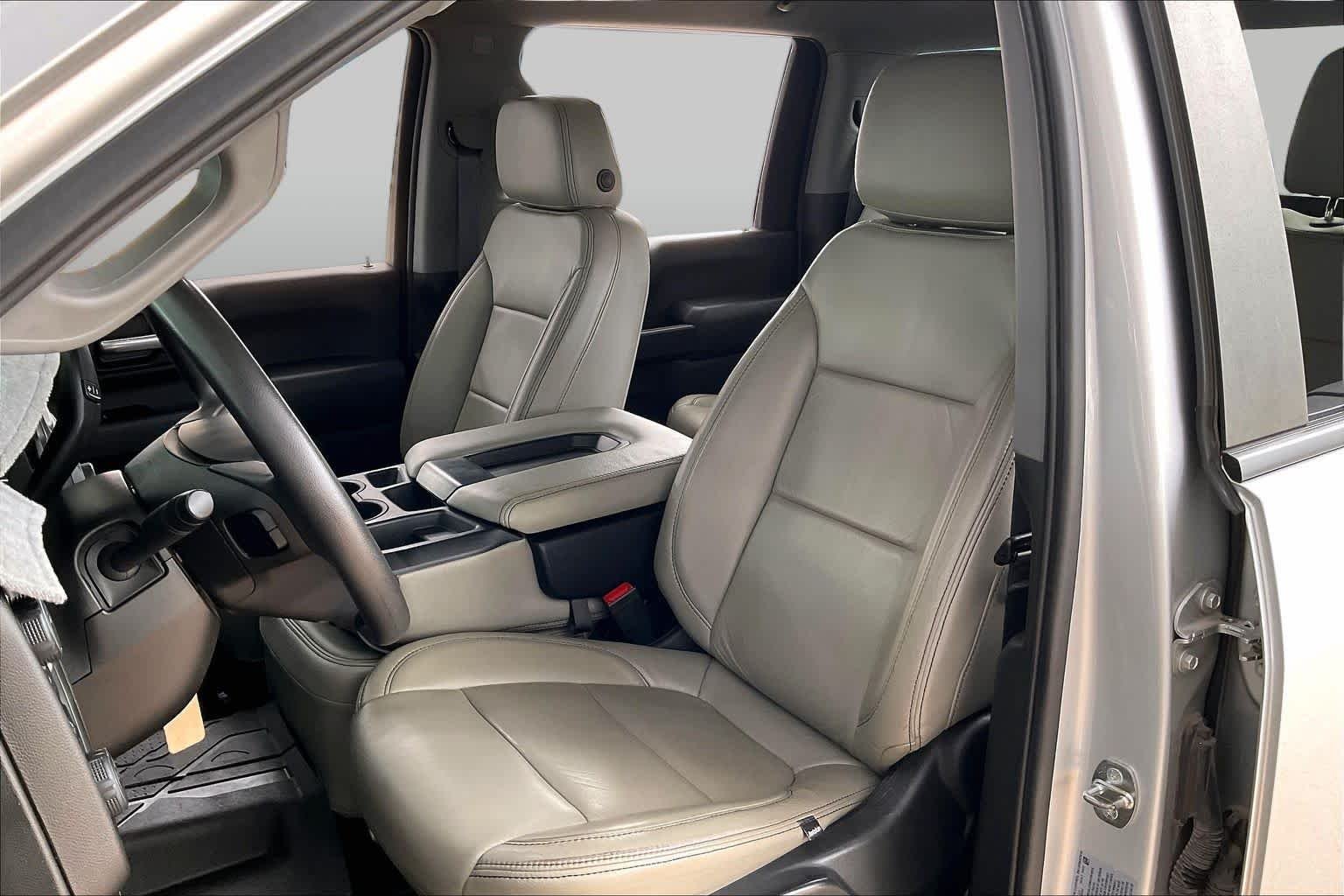 Used 2022 Silver Ice Metallic Chevrolet Custom image 8