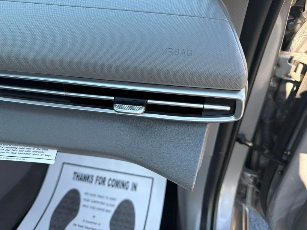 Used 2022 Silver Hyundai SEL image 16