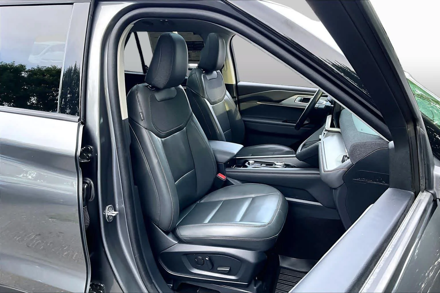 Used 2025 Carbonized Gray Ford Active image 8