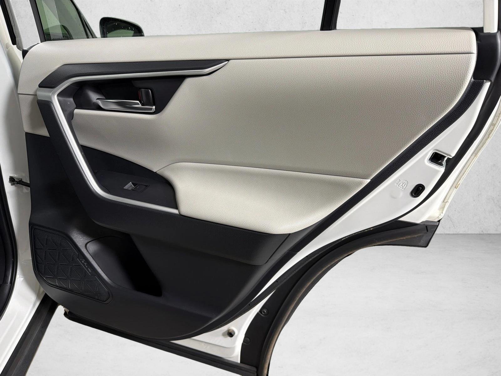 Used 2022  Toyota Hybrid XLE Premium image 17
