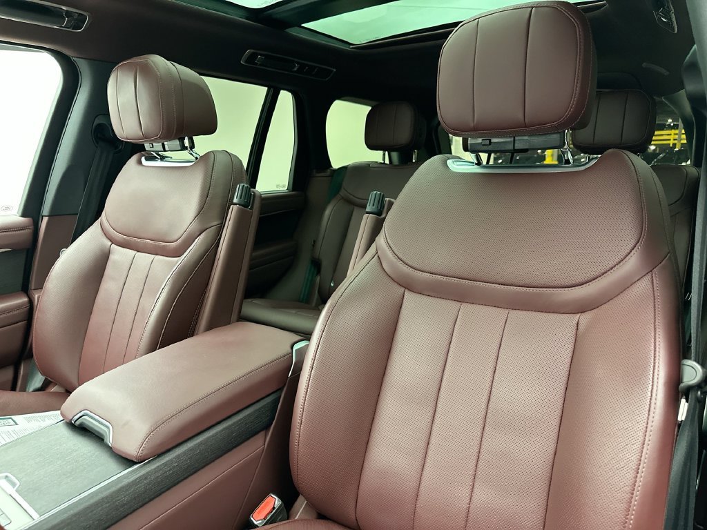 Used 2025  Land Rover SE image 22