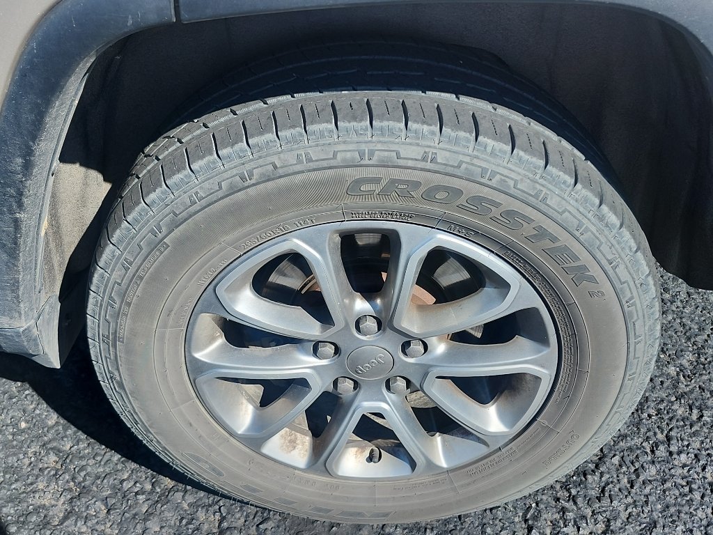 Used 2015 Champagne Jeep Limited image 10