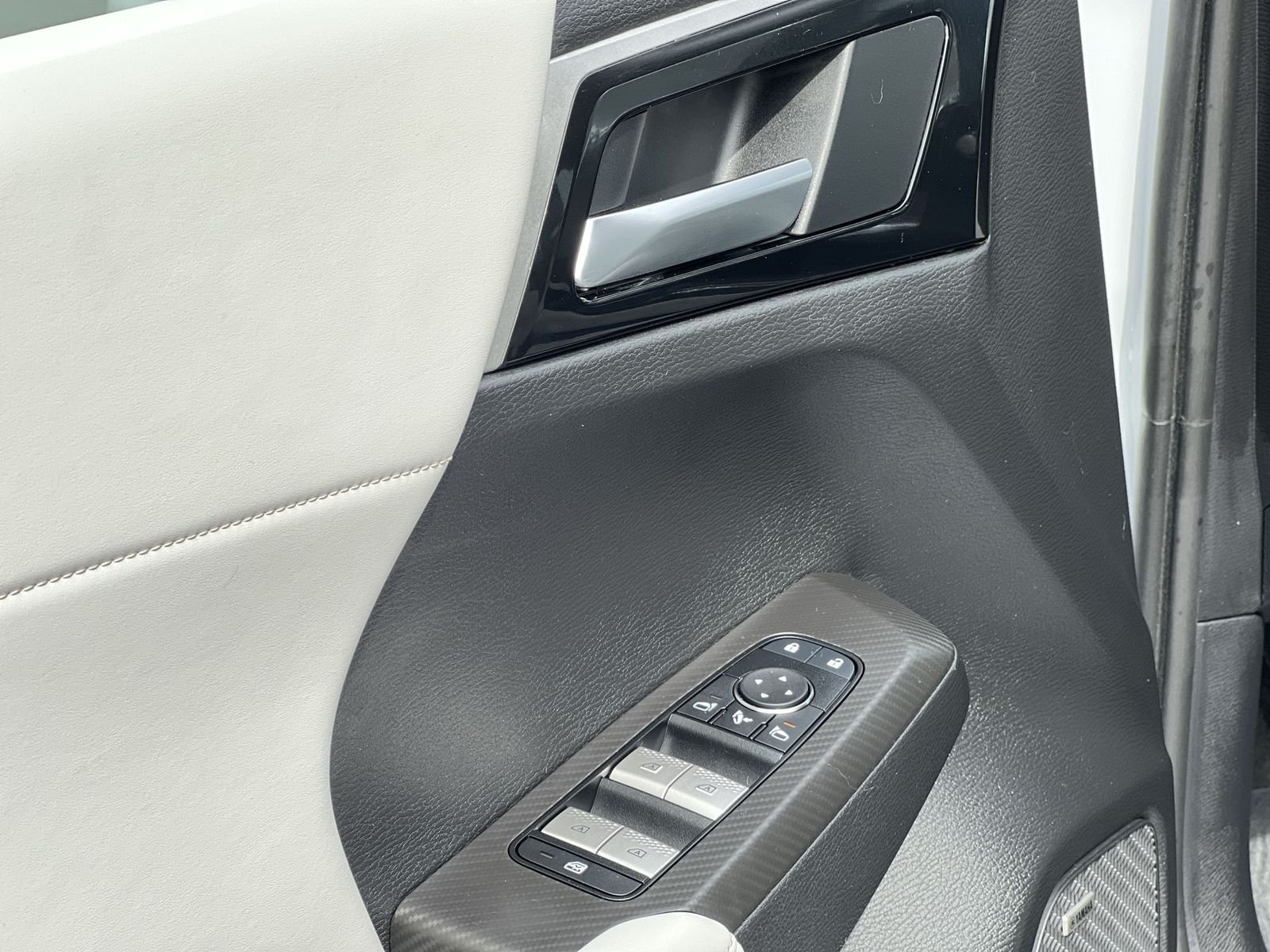 Used 2025 White Mitsubishi SE image 23