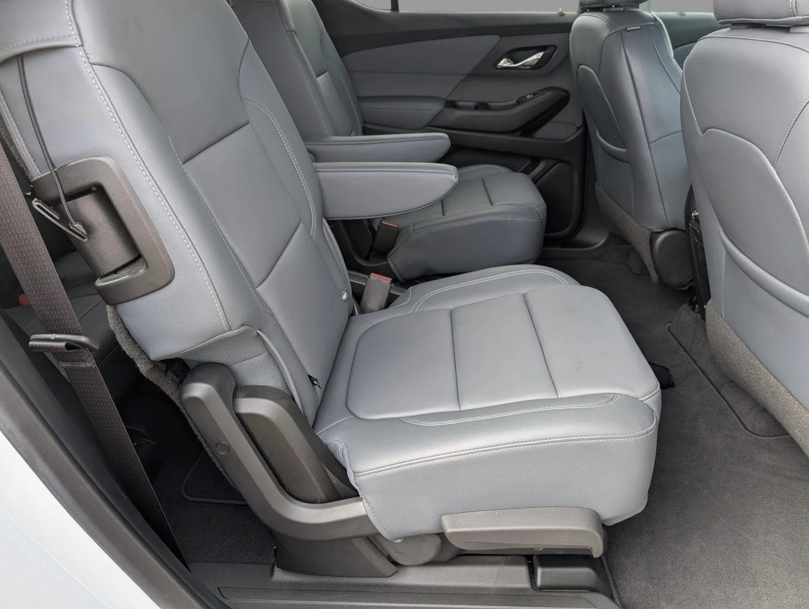 Used 2020 IRIDESCENT PEARL TRICOAT Chevrolet LT Leather image 37