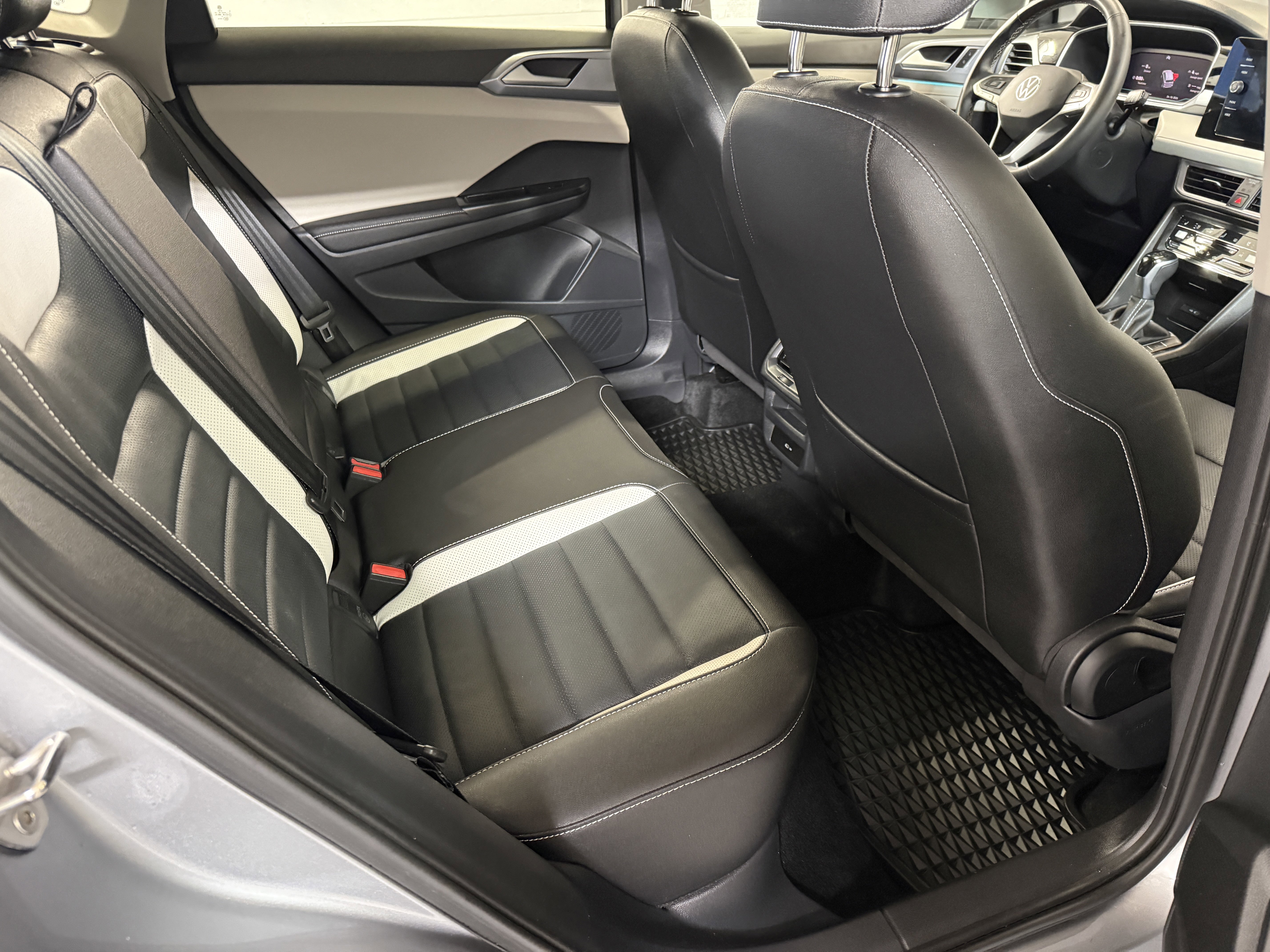 2025 Volkswagen Taos SEL - Photo 20