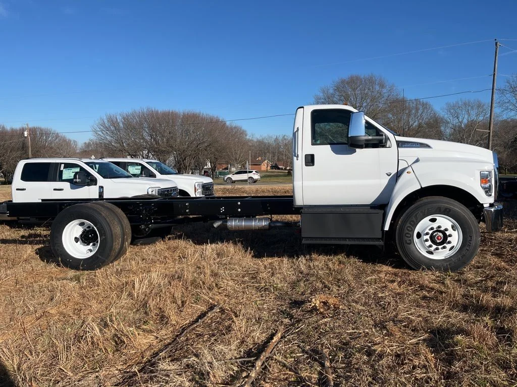 New 2025 Oxford White Ford F-750 SD Gas Straight Frame image 4