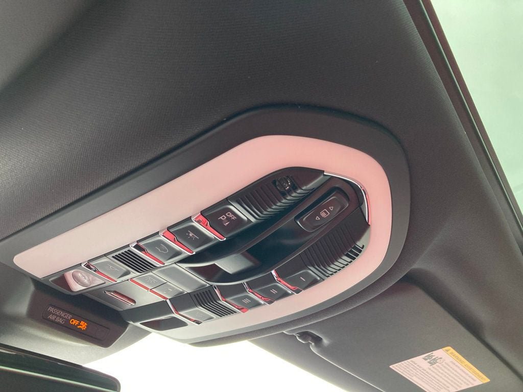 2025 Porsche Macan - Photo 14