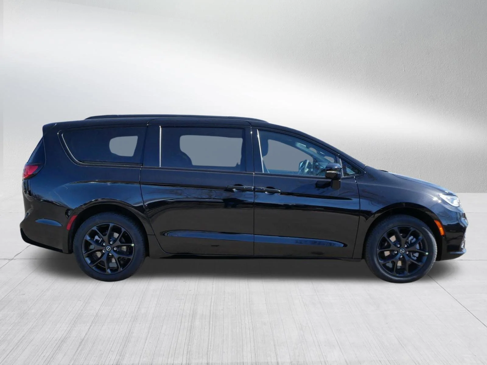New 2026 Diamond Black Crystal Pearl-Coat Exterior Paint Chrysler Select image 8