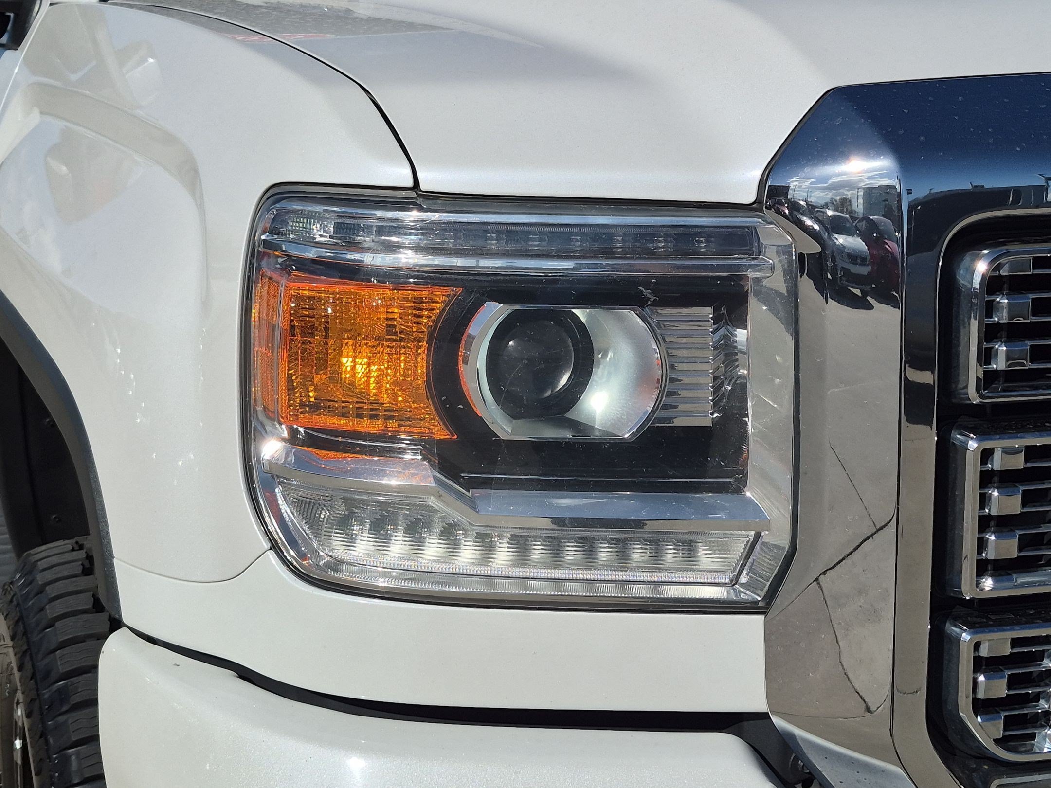 Used 2019 White Frost Tricoat GMC Denali image 10